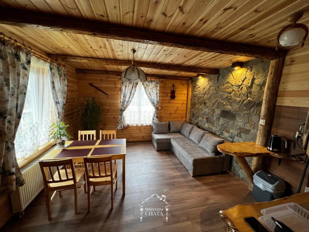 Bieszczady Noclegi "Muzyczna Chata" - Housity