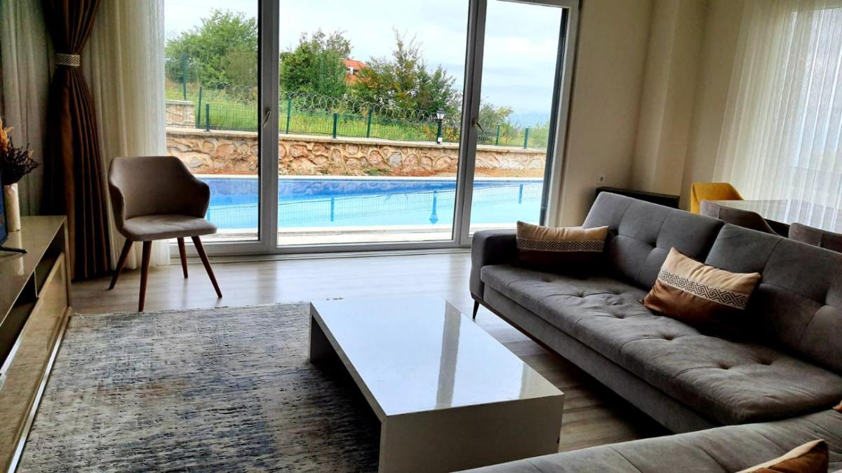 Lovely House with Heated Pool near Ski Center in Kartepe near Sapanca - Housity