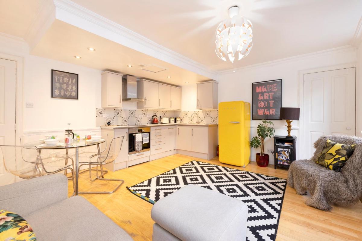 JOIVY Castle Hideaway - Housity