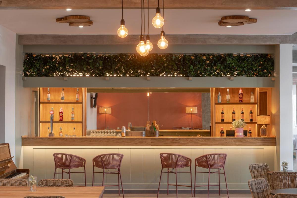 um bar com cadeiras vermelhas num restaurante em Dorisol Buganvilia Studio Hotel no Funchal