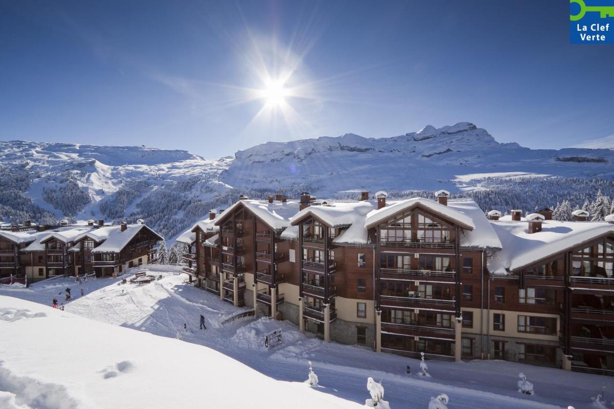 un bâtiment au sommet d'une montagne enneigée dans l'établissement Résidence Pierre & Vacances Premium Les Terrasses d'Eos, à Flaine