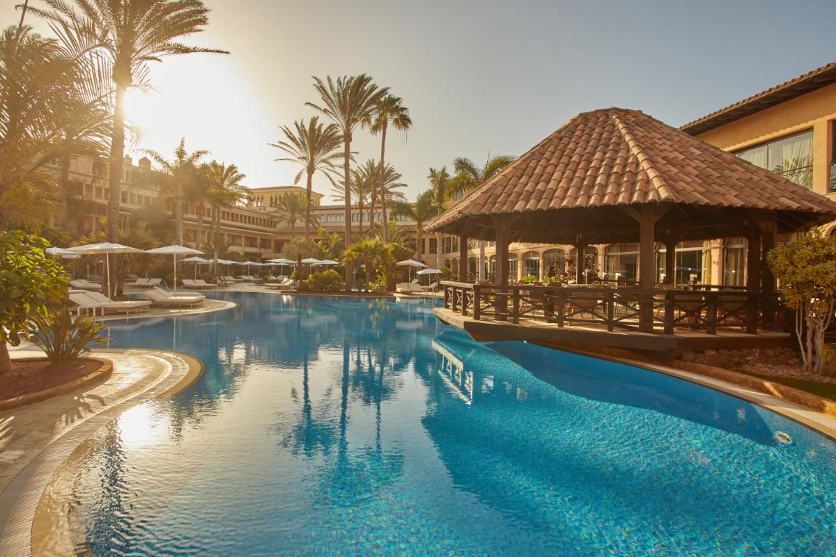 Piscina en o cerca de Secrets Bahía Real Resort & Spa Adults only