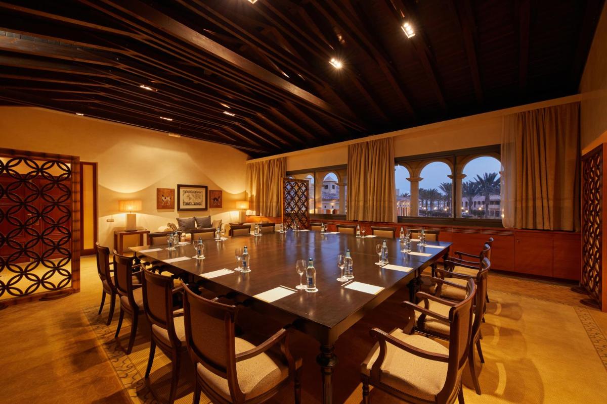 Un restaurante o sitio para comer en Secrets Bahía Real Resort & Spa Adults only
