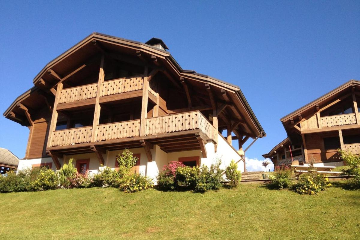 chalet Amitie familial de luxe avec JACUZZI, à 150 m des pistes de ski de la Turche, Parking privé, WIFI fibre, cheminée avec bois, - Housity