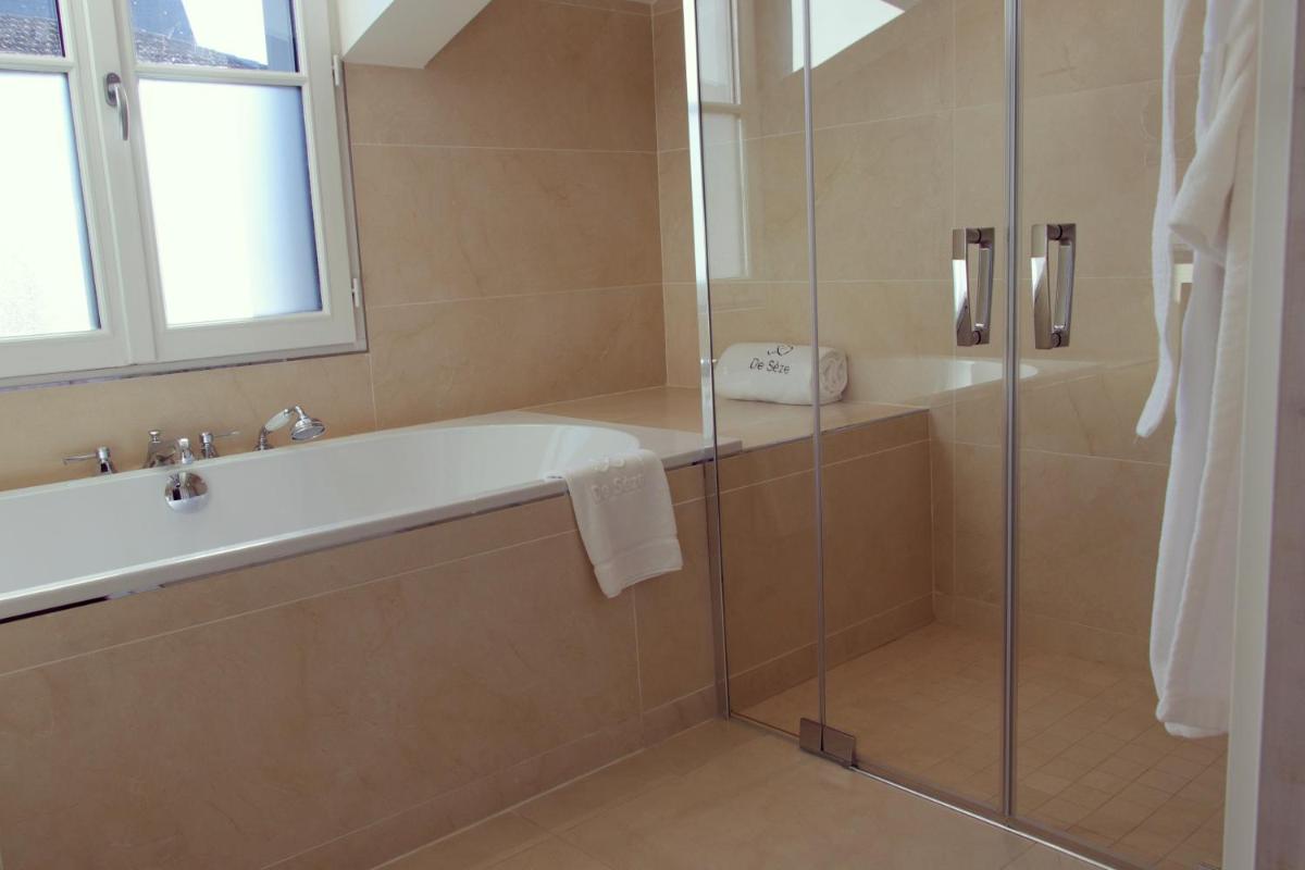 Salle de bains dans l'établissement Hôtel de Sèze & Spa Bordeaux Centre