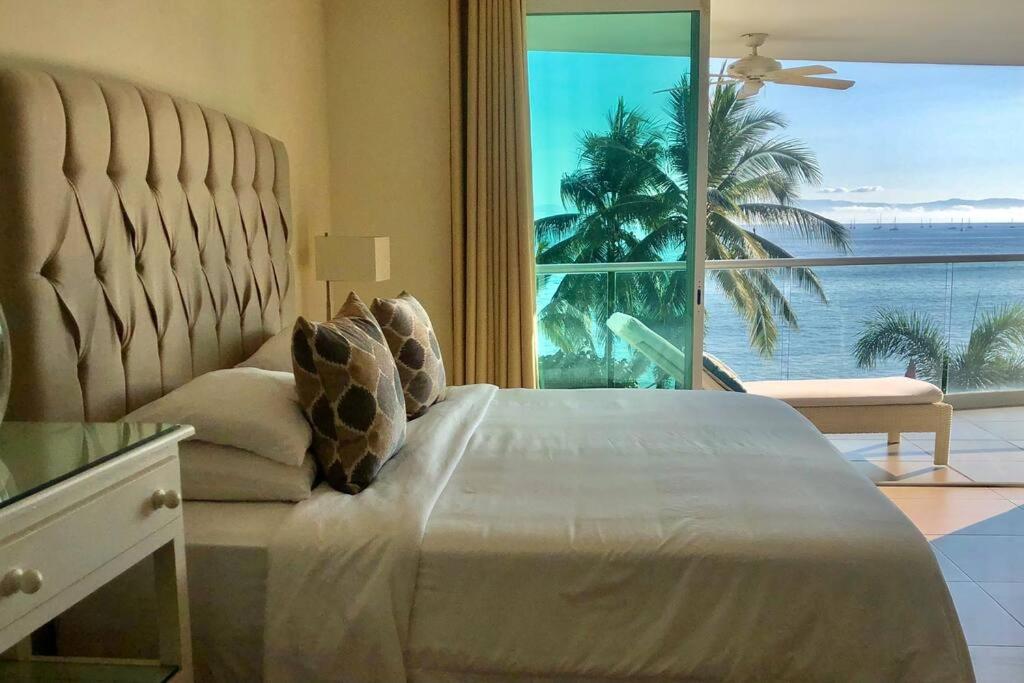 Beachfront Condo in Bucearías - Housity