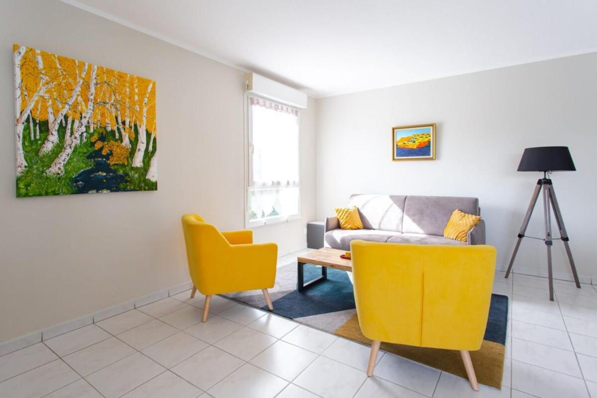 Air-conditioned apartment with furnished terrace tennis court & a garage - Housity