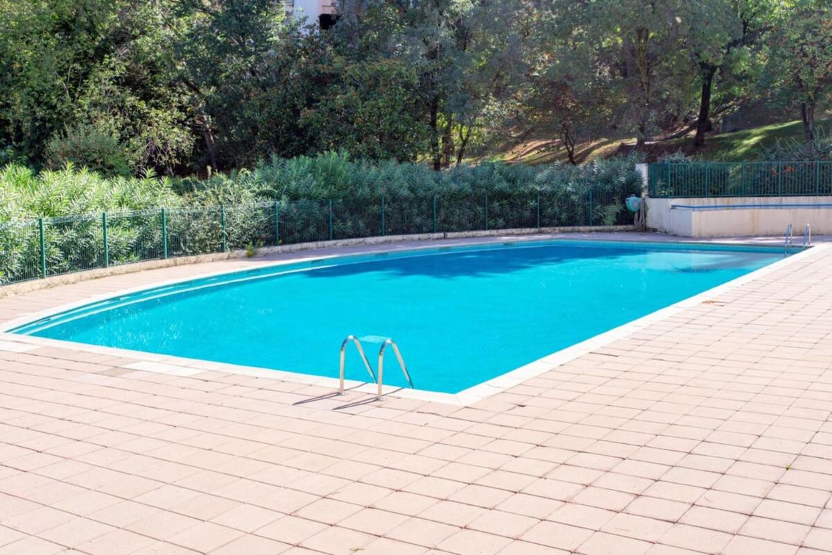 Air-conditioned apartment with furnished terrace tennis court & a garage - Housity