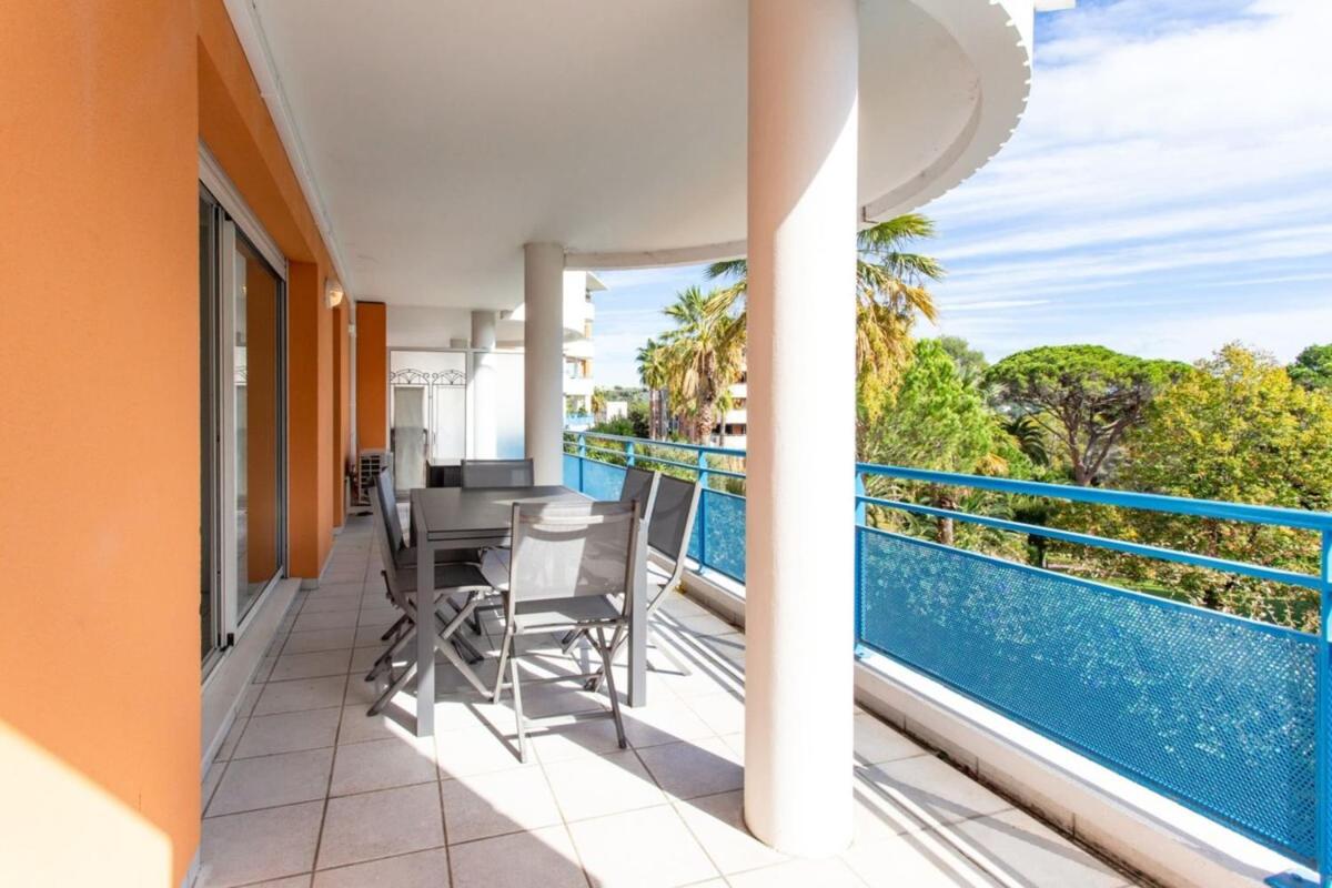 Air-conditioned apartment with furnished terrace tennis court & a garage - Housity