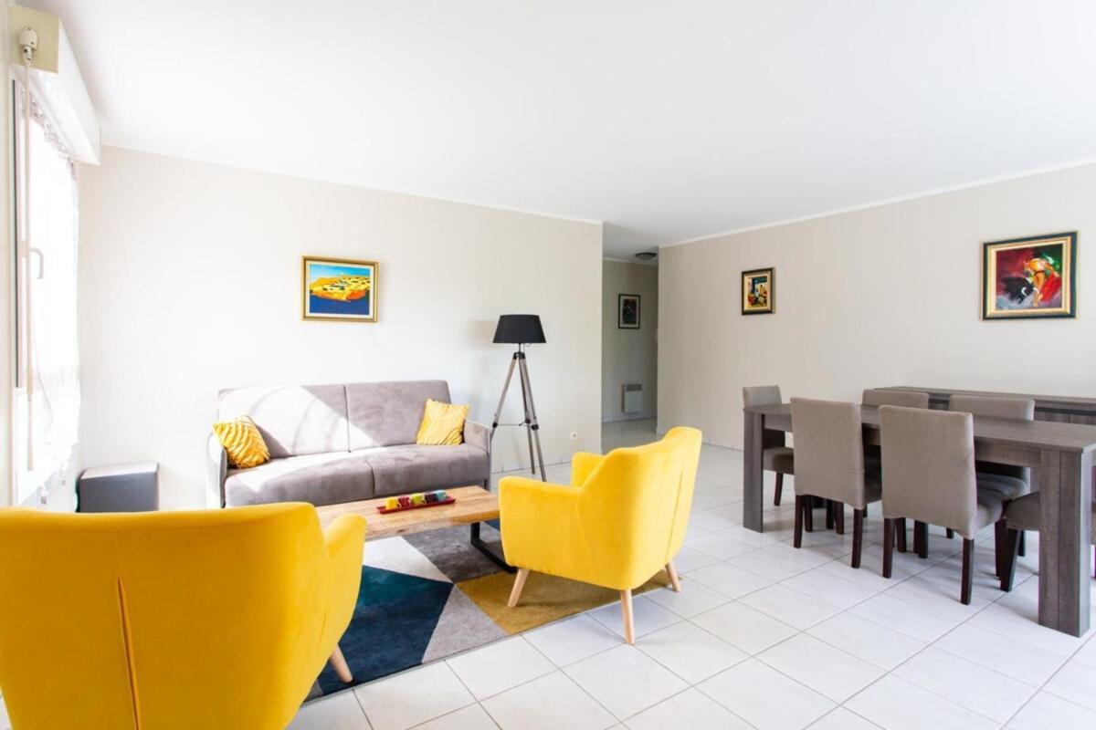 Air-conditioned apartment with furnished terrace tennis court & a garage - Housity