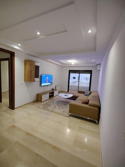 VHS & Luxury apartment 10 min from the airport - Housity