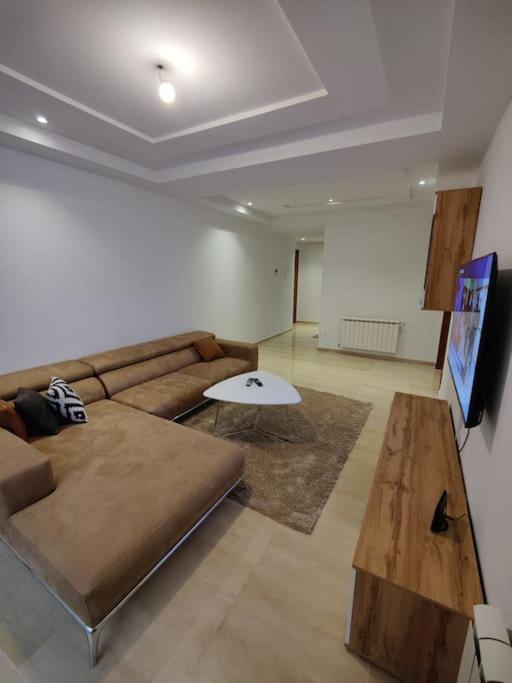 VHS & Luxury apartment 10 min from the airport - Housity