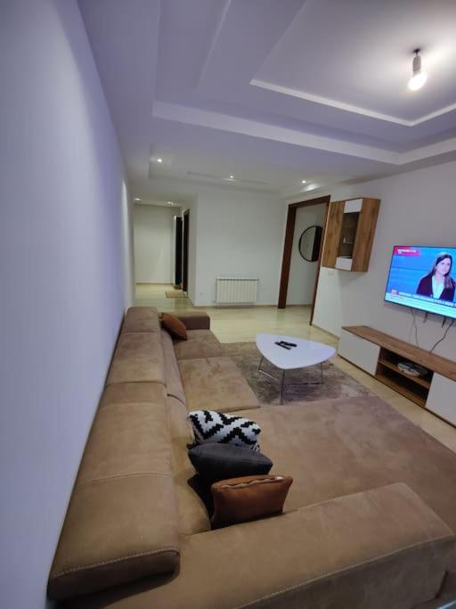 VHS & Luxury apartment 10 min from the airport - Housity