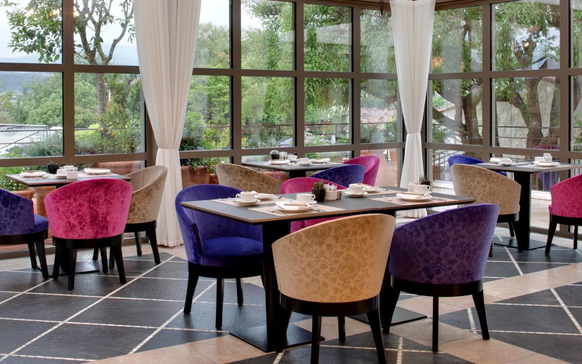 Restaurant ou autre lieu de restauration dans l'établissement Domaine du Mas De Pierre