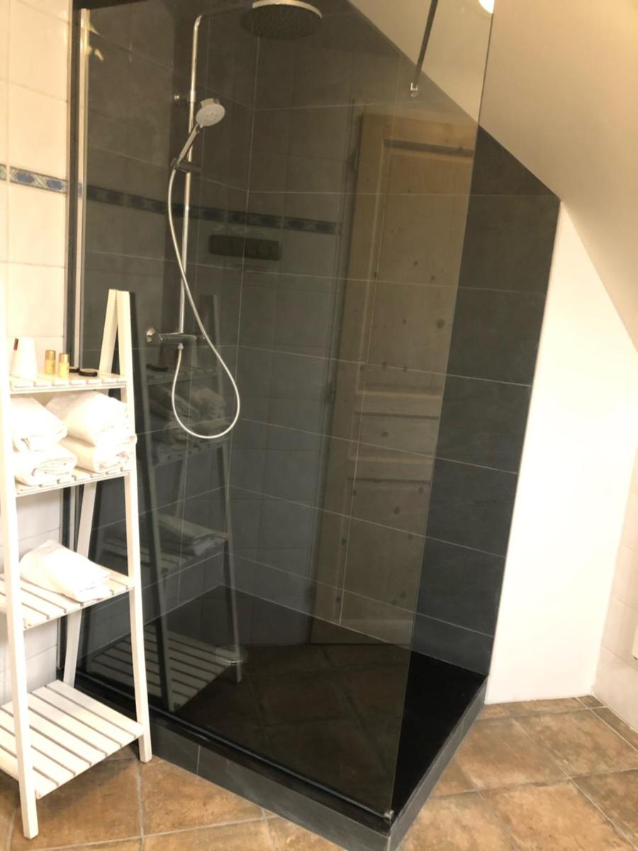 Salle de bains dans l'établissement Logis Hôtel Volcan Sancy