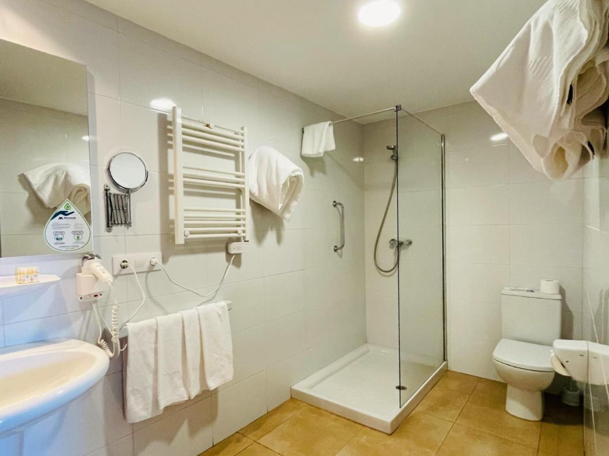 Un baño de Estación de Montaña Manzaneda