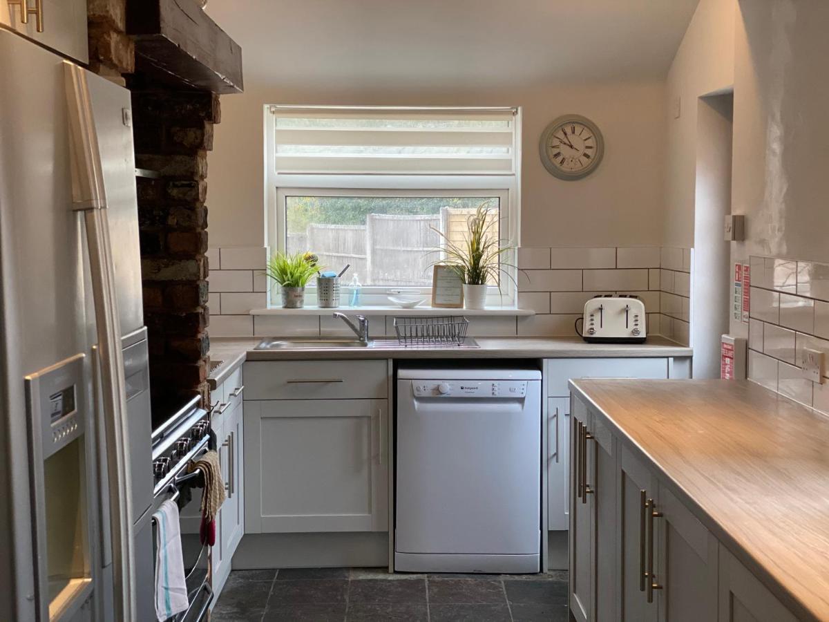 Newlyn House - Sleeps 11 - Housity