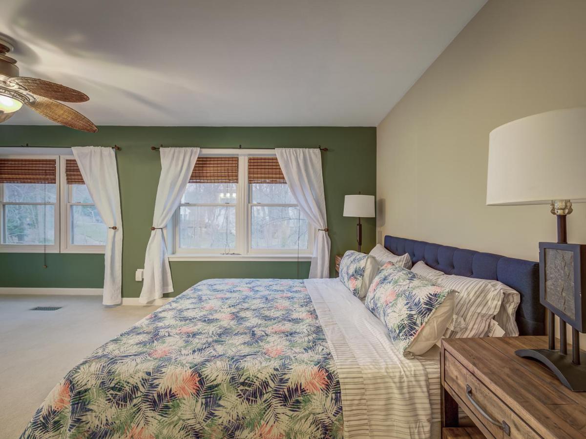 Cheerful 3 bedroom 2.5 bath. 1 KING bed 2 queens - Housity