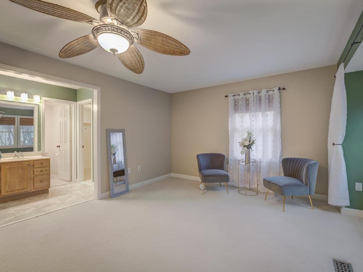 Cheerful 3 bedroom 2.5 bath. 1 KING bed 2 queens - Housity