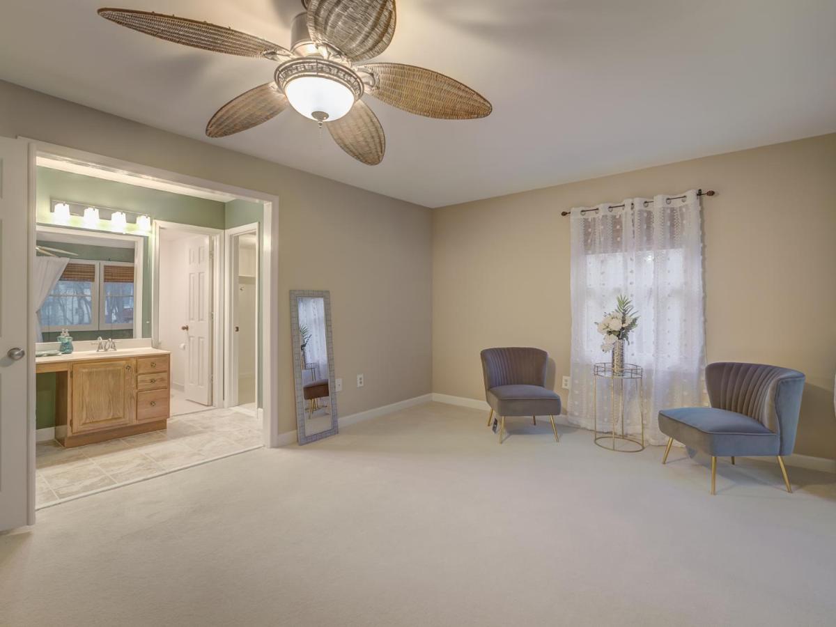 Cheerful 3 bedroom 2.5 bath. 1 KING bed 2 queens - Housity