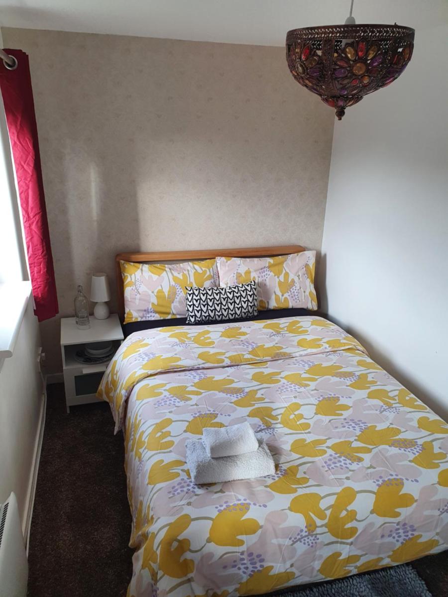 Peaceful Private room with free parking and WiFi - Housity