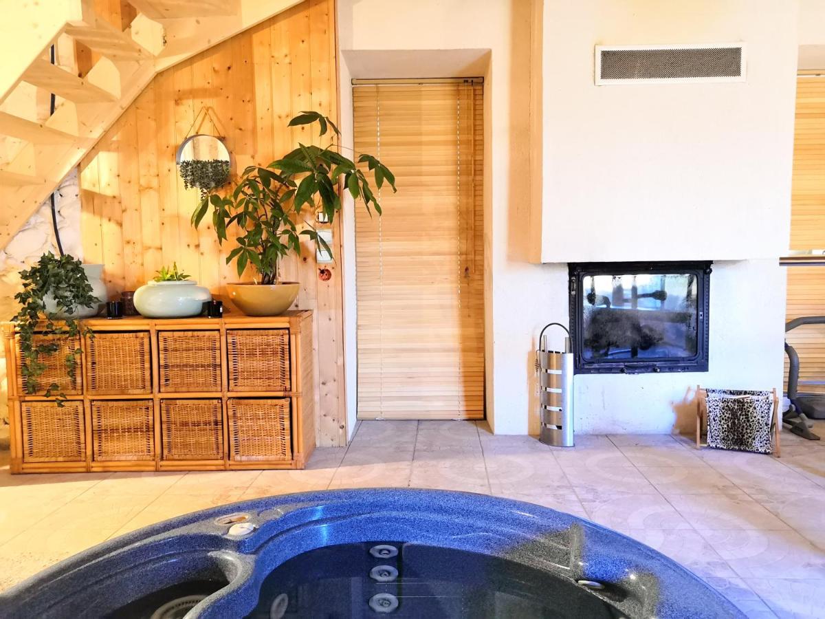La Maison du Bonheur maison de campagne 20 personnes avec jacuzzi - Housity