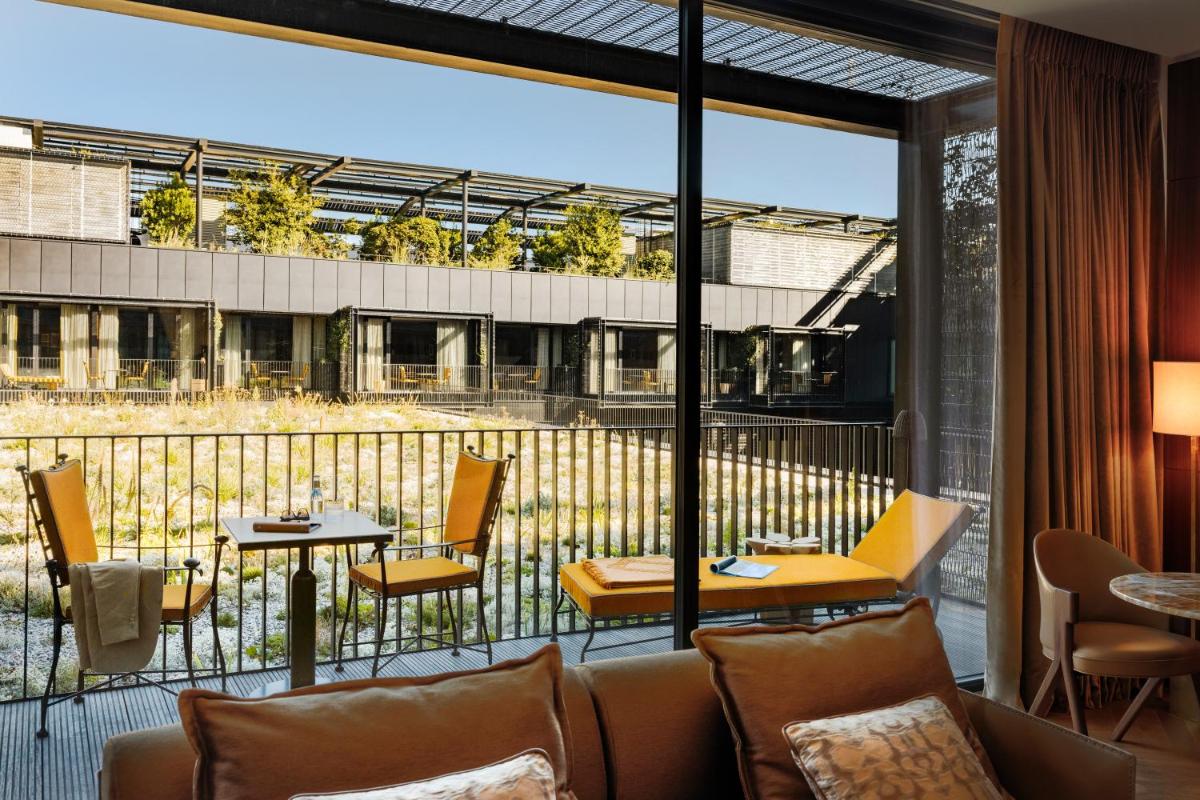 Cette chambre dispose d'un balcon avec des tables et des chaises. dans l'établissement Hôtel Madame Rêve, à Paris