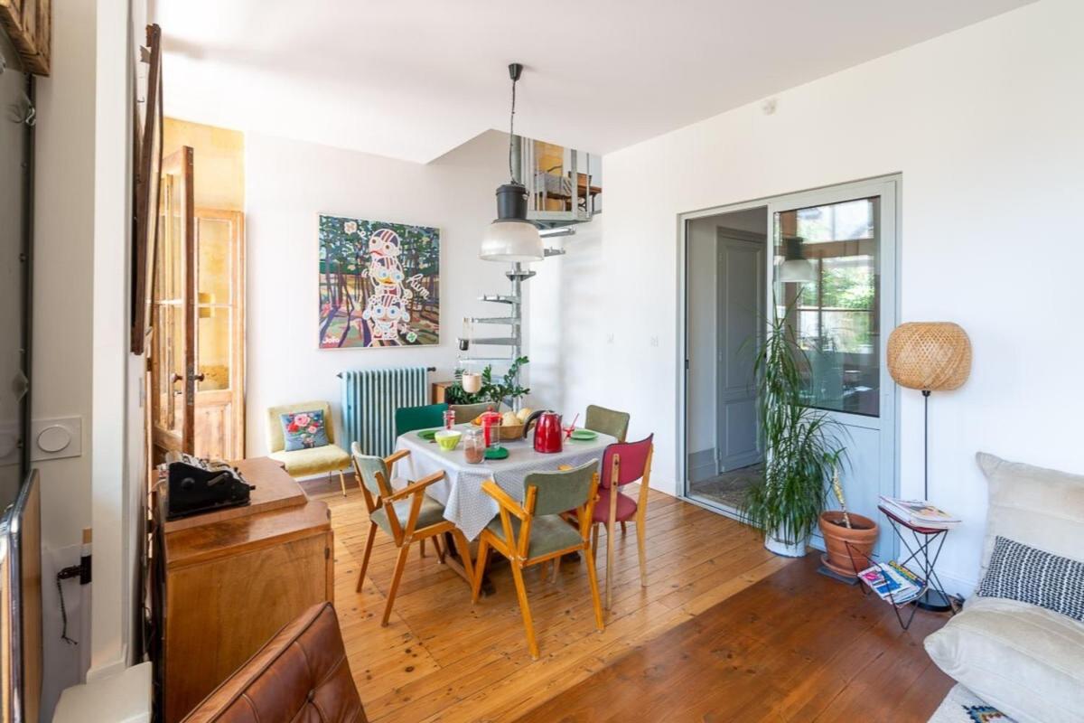 Renovated Furnished Townhouse With 2 Bedrooms & A Splendid Terrace - Housity