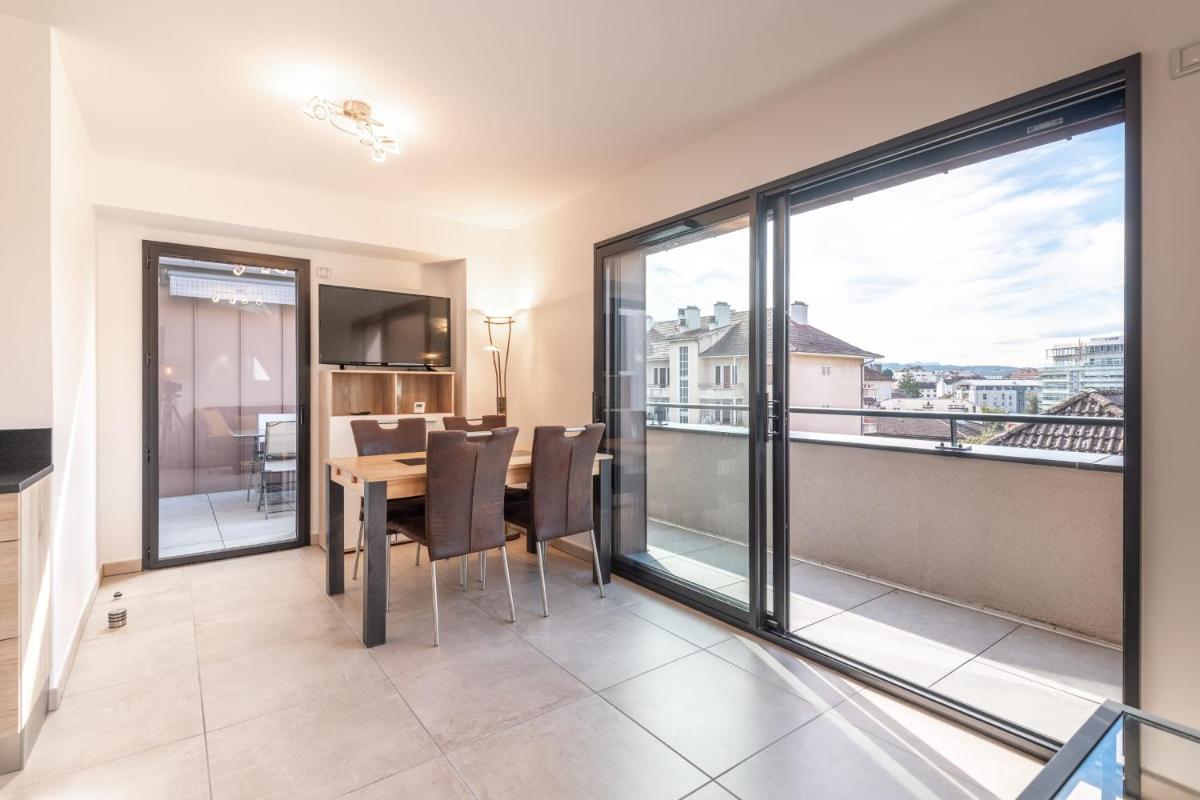 Pleasant Apartment Close To The City Center With Furnished Terrace & Garage - Housity
