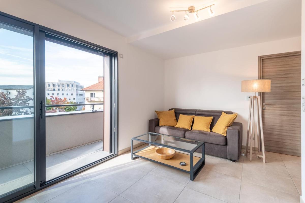 Pleasant Apartment Close To The City Center With Furnished Terrace & Garage - Housity