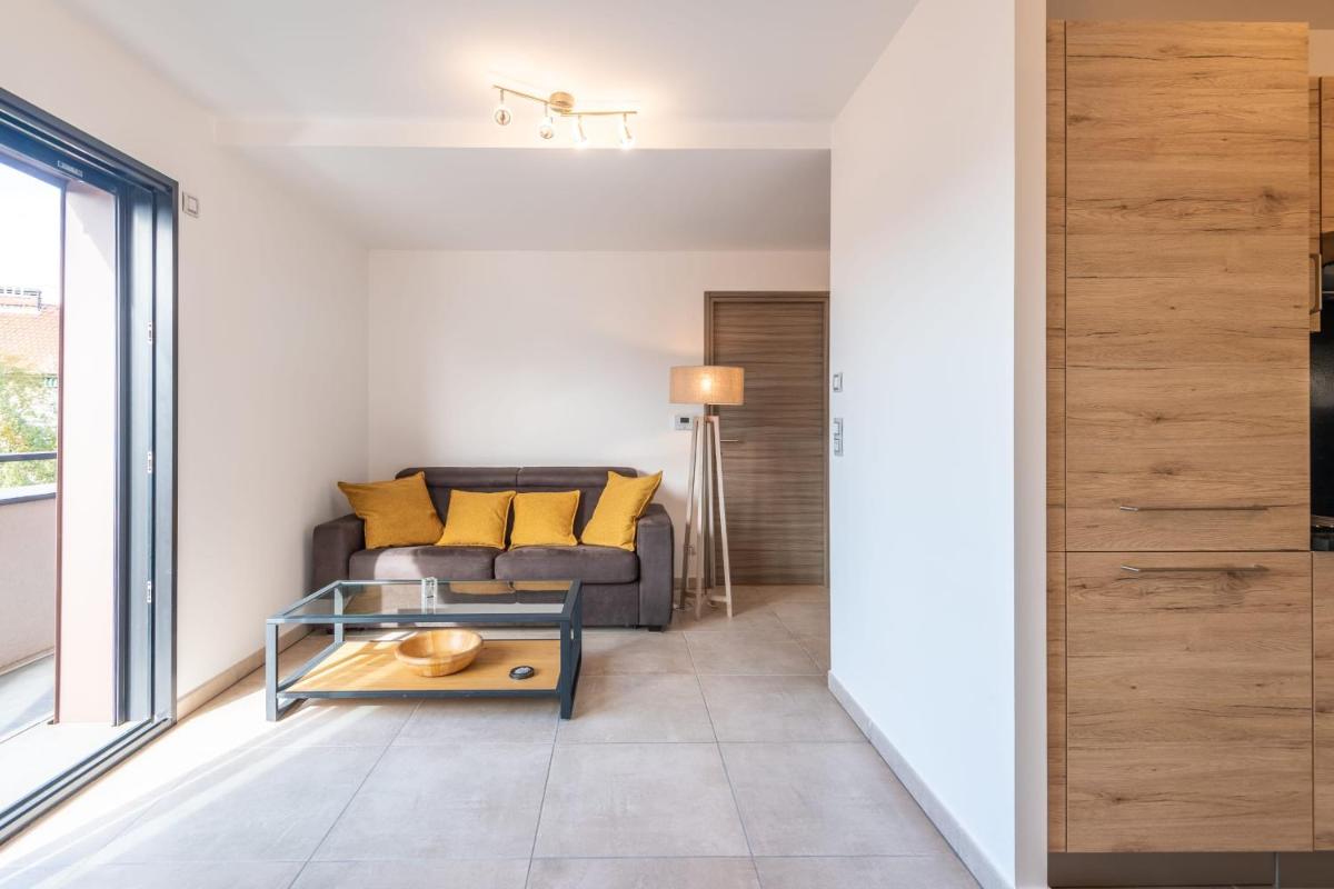 Pleasant Apartment Close To The City Center With Furnished Terrace & Garage - Housity