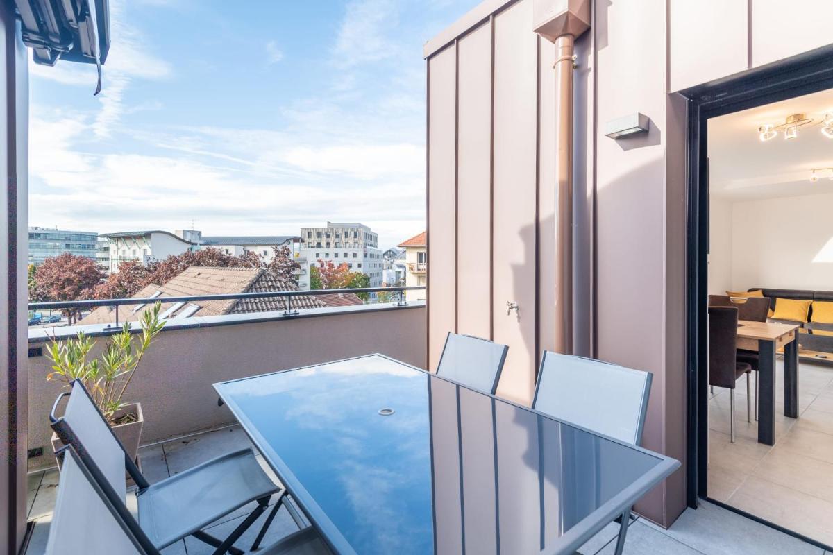 Pleasant Apartment Close To The City Center With Furnished Terrace & Garage - Housity