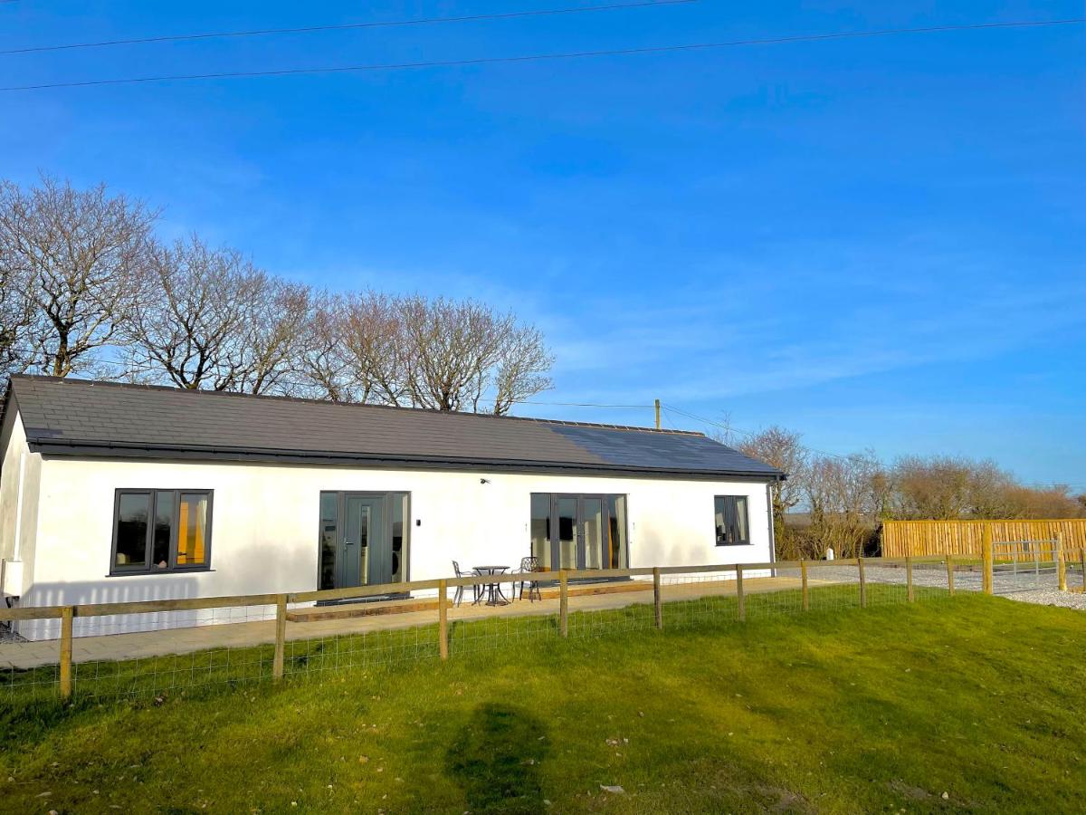 NEW! Country boutique escape . HOT TUB - Housity