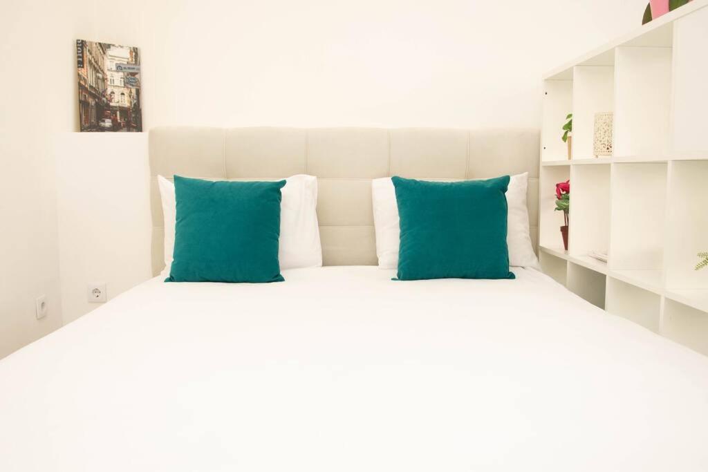 Cute and Sunny Studio - Central Location - Housity