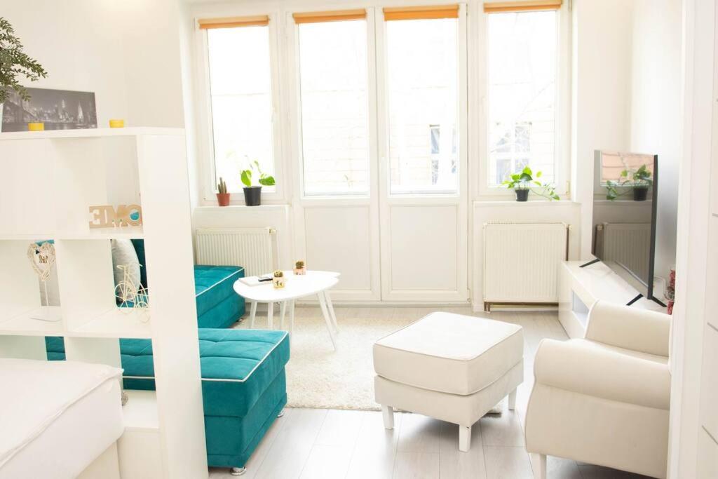 Cute and Sunny Studio - Central Location - Housity