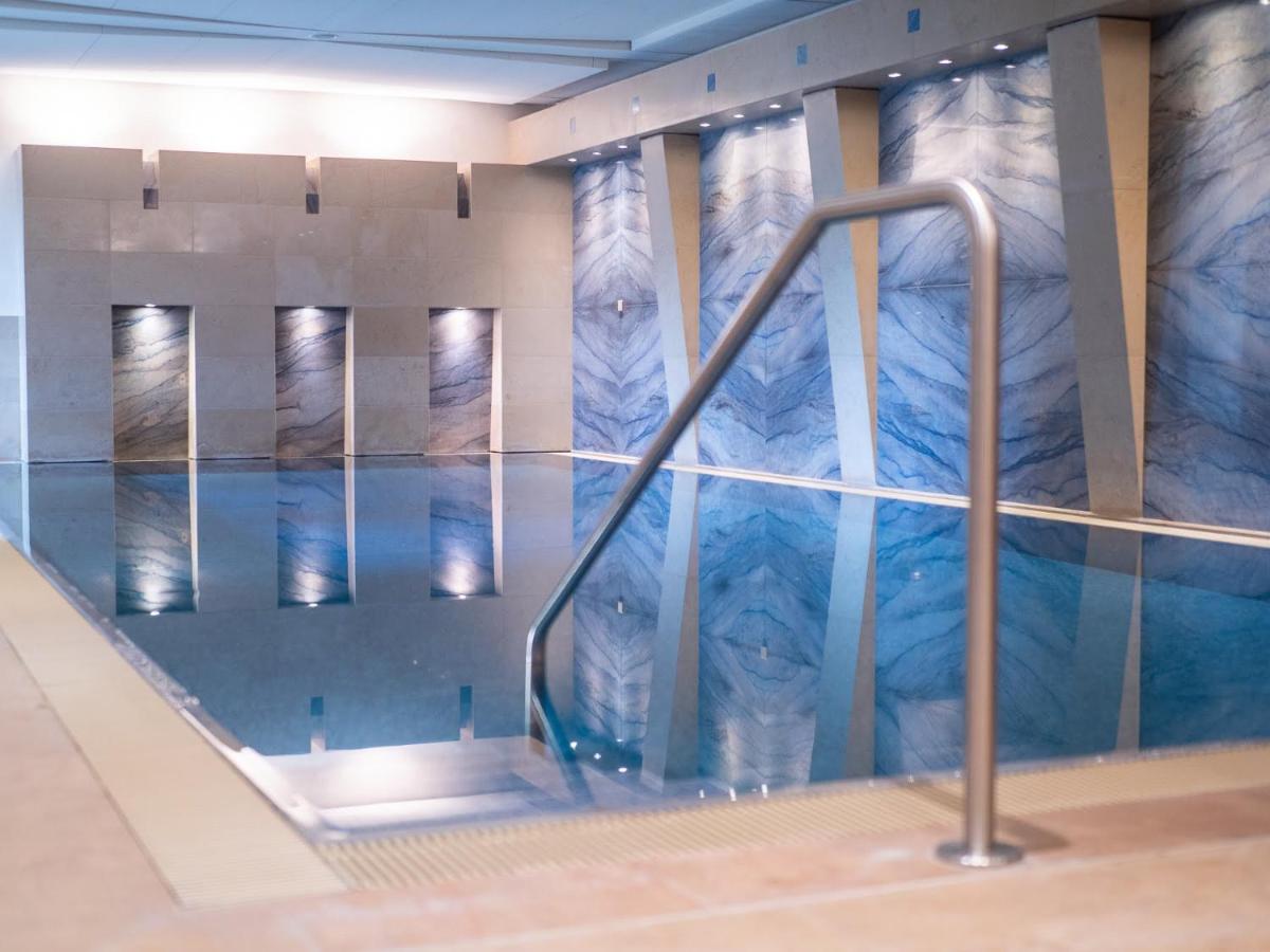 Der Swimmingpool an oder in der Nähe von Neumühle Resort & Spa