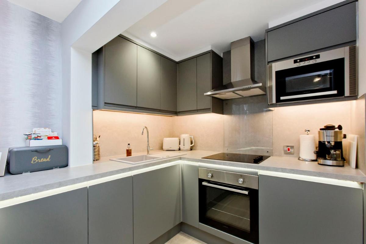 Ultra Modern, West End Village, Refurbished 1 bed - Housity