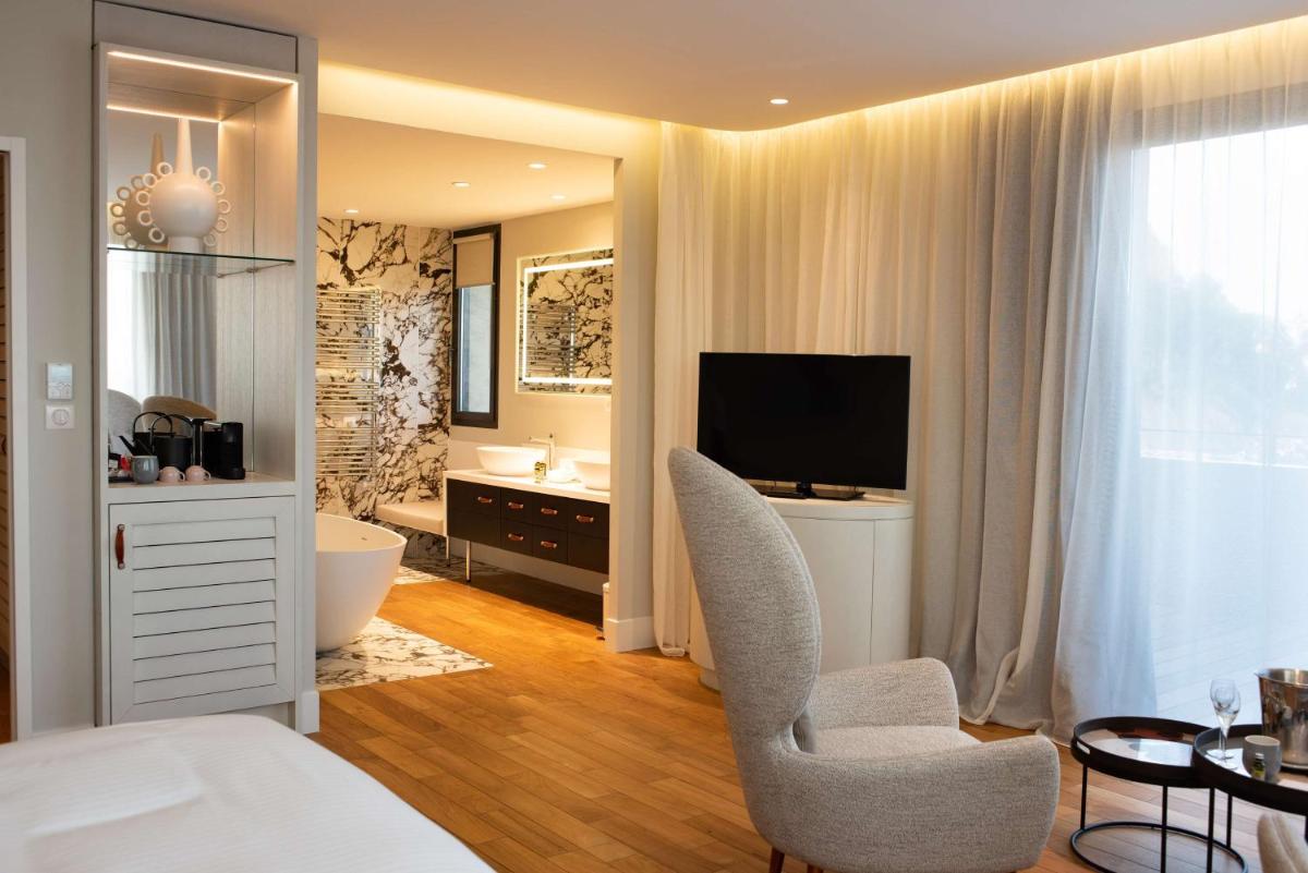 Télévision ou salle de divertissement dans l'établissement Eden Rose Grand Hotel BW Premier Collection