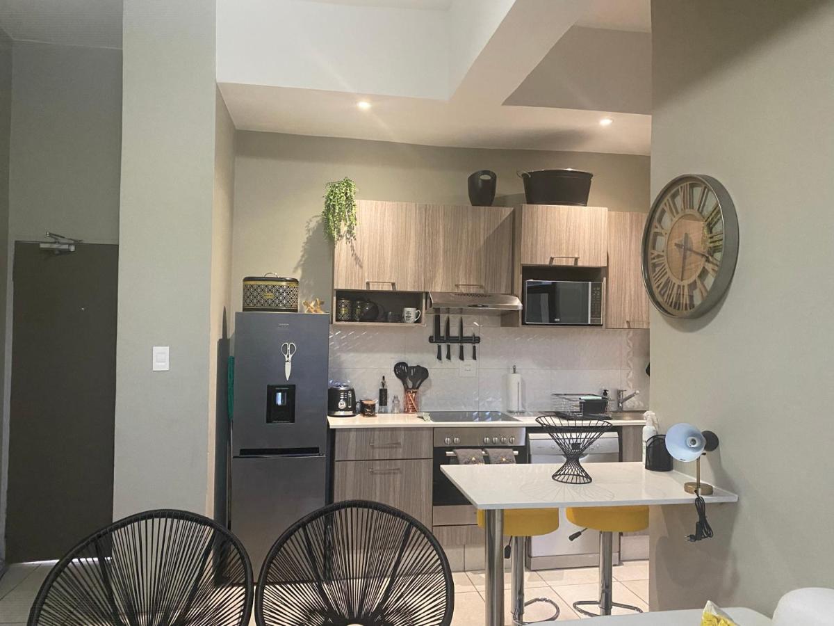 Lovely Rosebank 1-bedroom condo with pool & cinema - Housity
