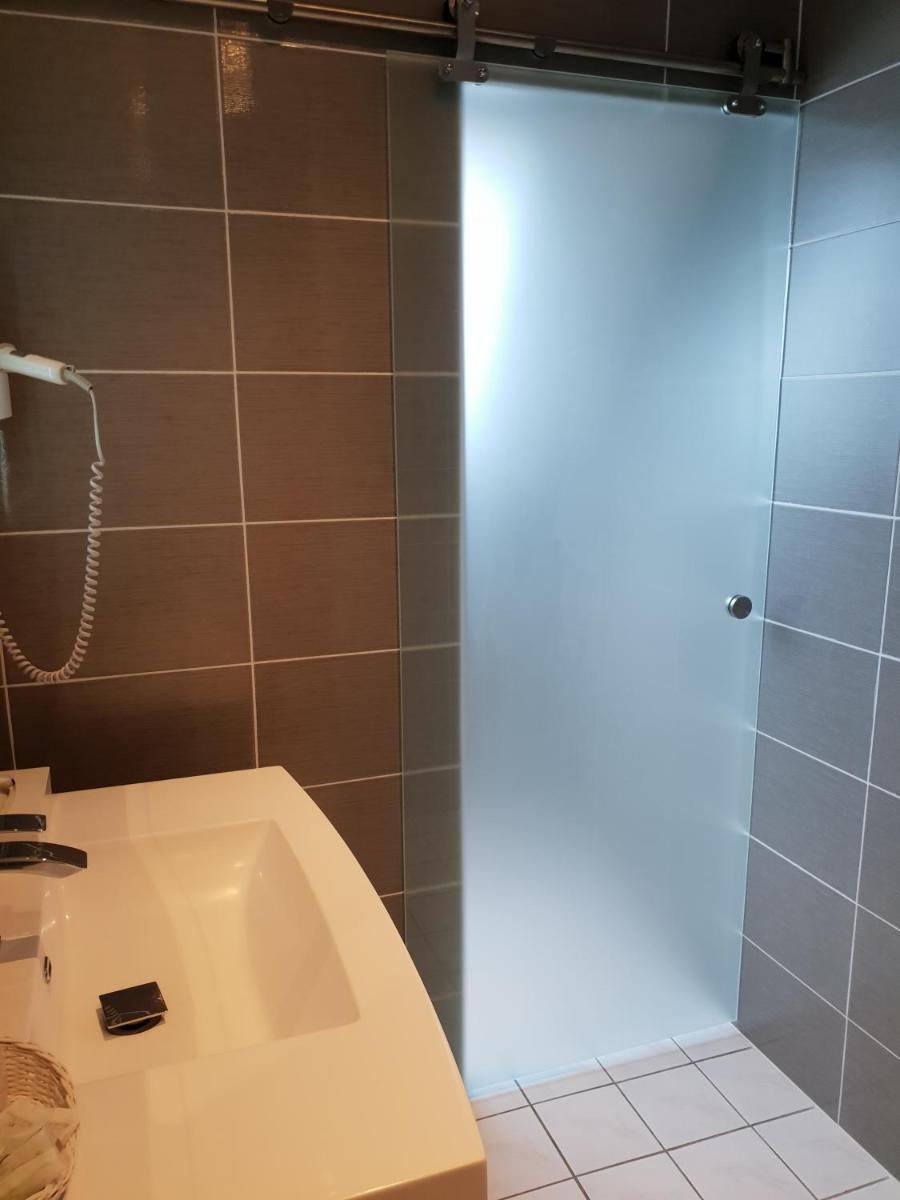 Salle de bains dans l'établissement Logis Hôtel Restaurant Aux Maisons