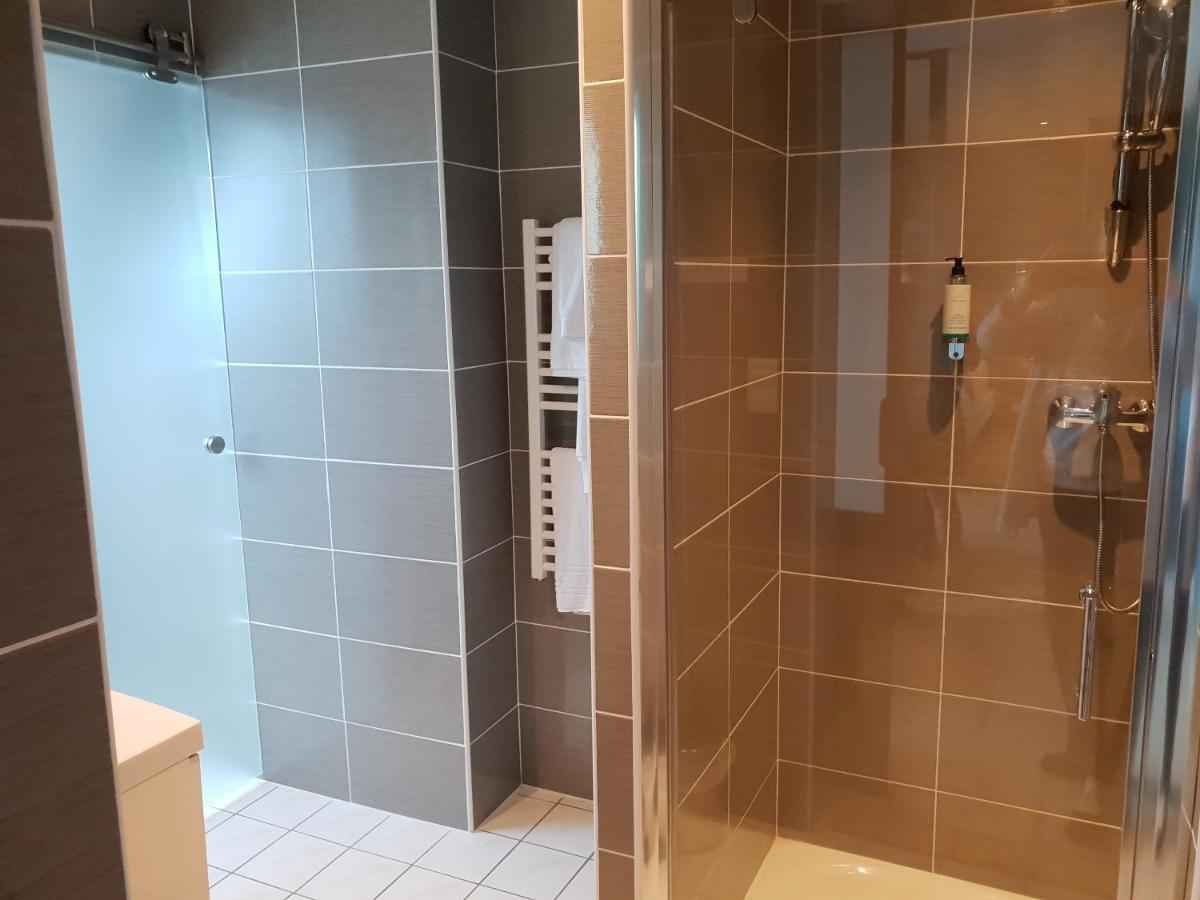 Salle de bains dans l'établissement Logis Hôtel Restaurant Aux Maisons