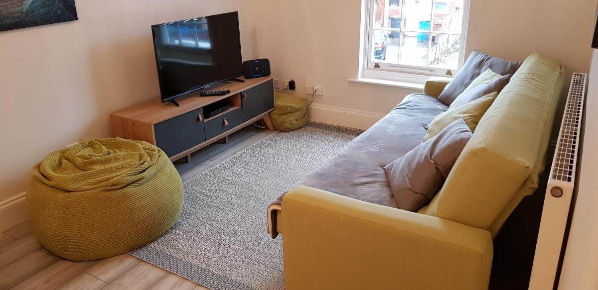 Lichfield 2-bed whole apartment - Housity