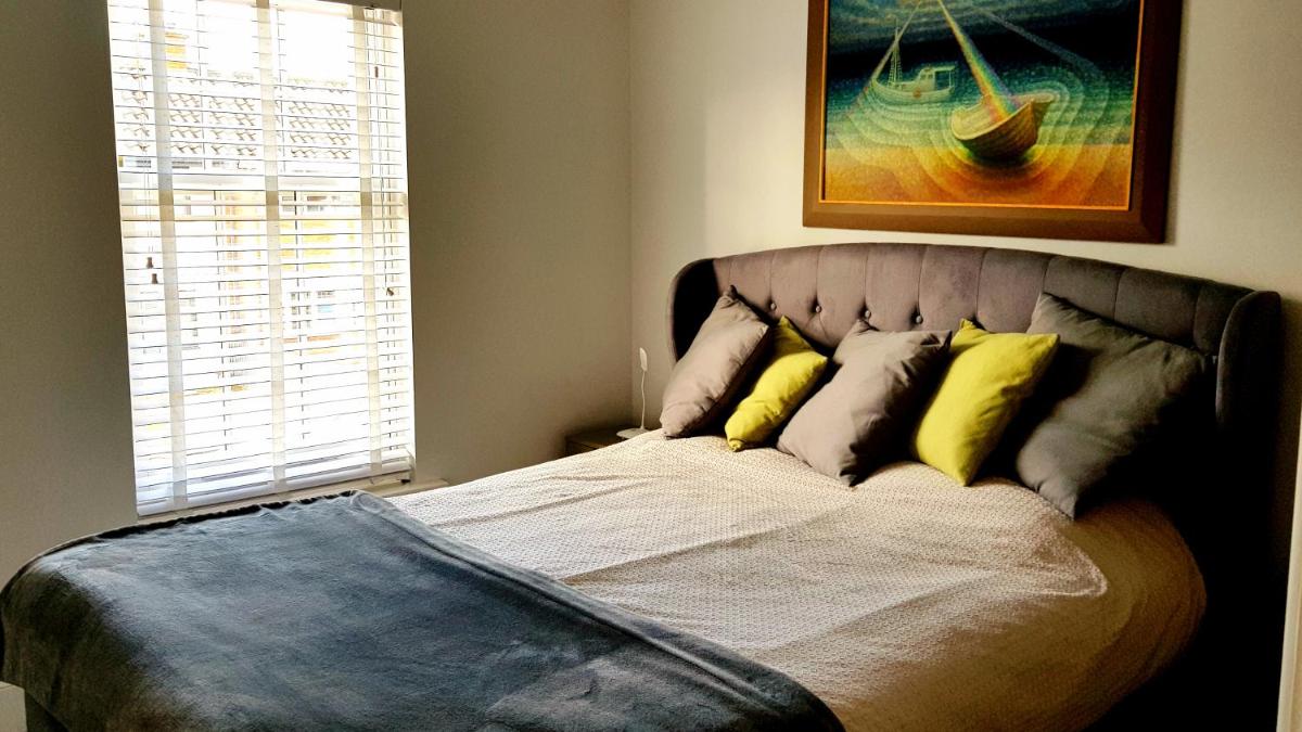 Lichfield 2-bed whole apartment - Housity