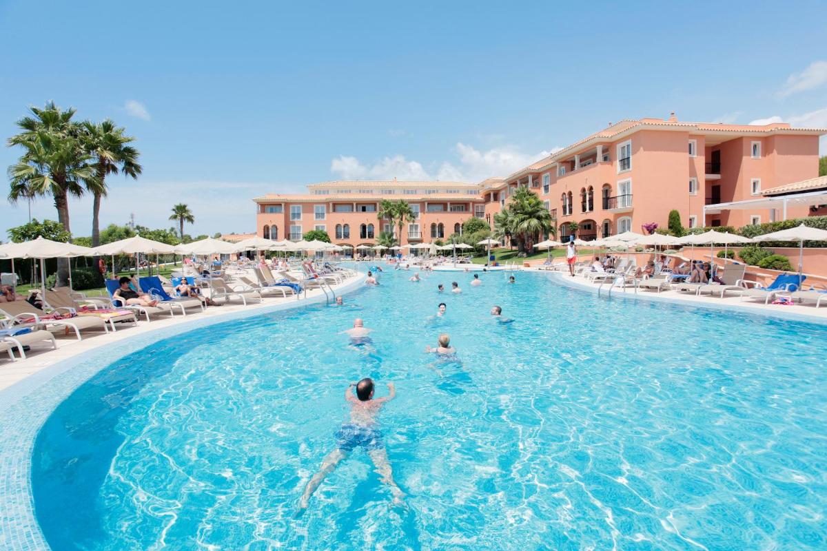 Piscina en o cerca de Grupotel Macarella Suites & Spa