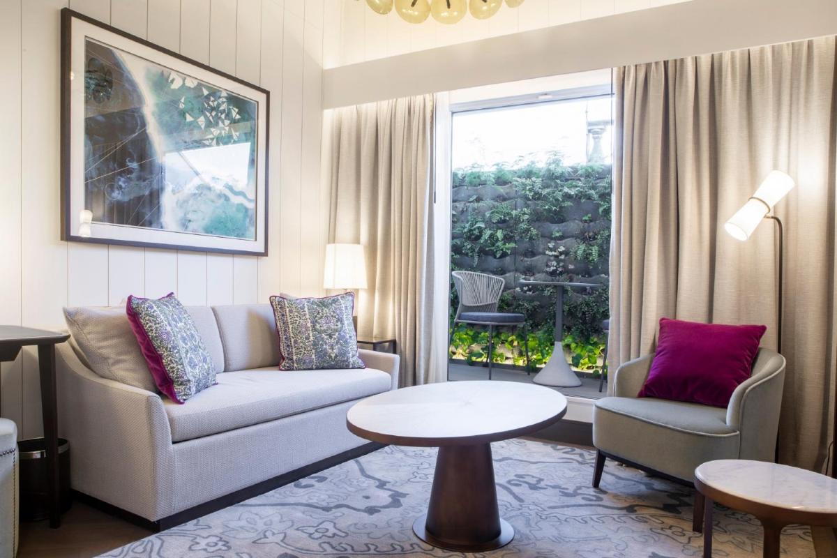 Uma área de estar em InterContinental Porto - Palacio das Cardosas by IHG
