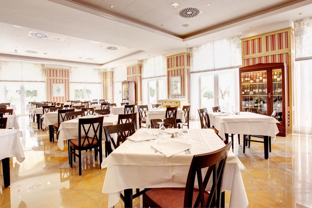 Un restaurante o sitio para comer en Grupotel Macarella Suites & Spa