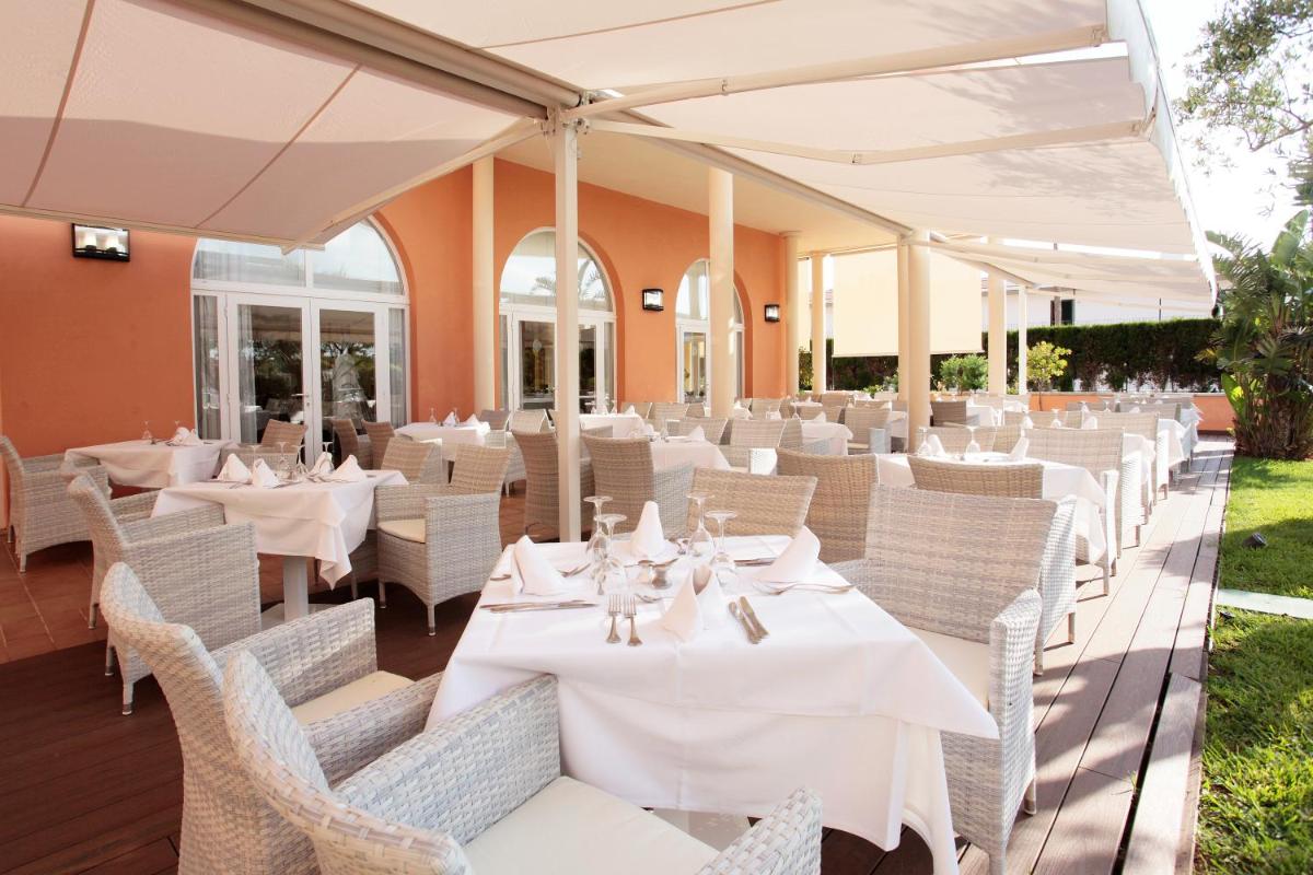 Un restaurante o sitio para comer en Grupotel Macarella Suites & Spa