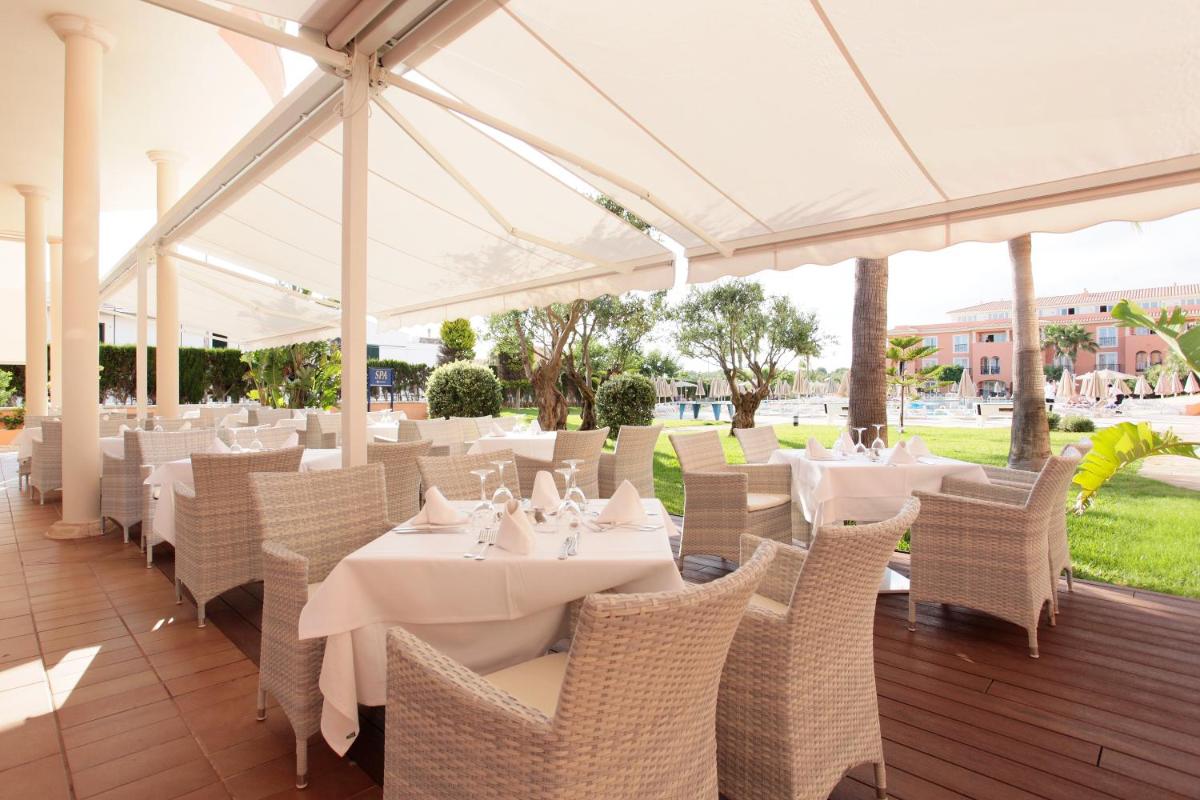 Un restaurante o sitio para comer en Grupotel Macarella Suites & Spa