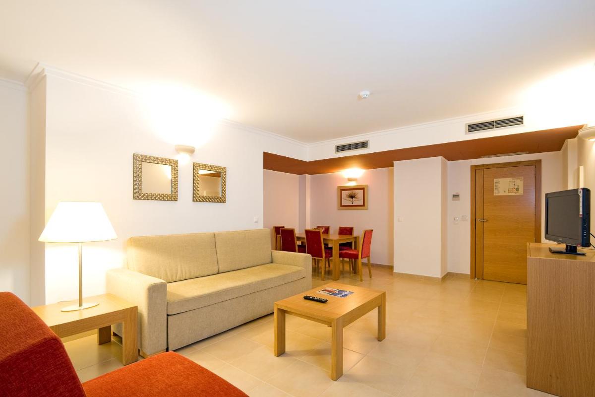 Uma televisão e/ou sistema de entretenimento em Monte Gordo Hotel Apartamentos & Spa