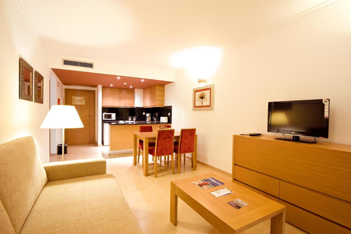 Uma televisão e/ou sistema de entretenimento em Monte Gordo Hotel Apartamentos & Spa